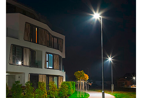 Straßenlaternen in einem Wohngebiet bei Nacht (Foto: milan noga/iStock)